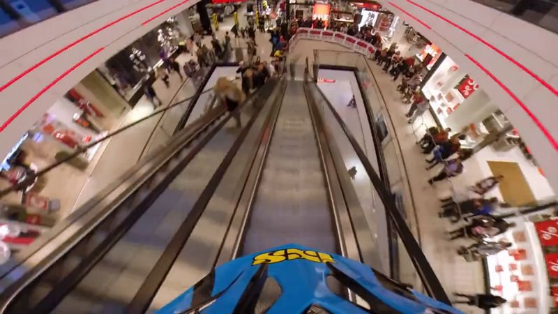Competencia de bicicletas downhill en un shopping de Praga Republica Checa