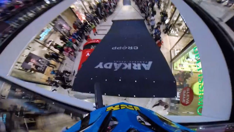 Praga Competencia de bicicletas Downhill en un Shopping de Republica Checa