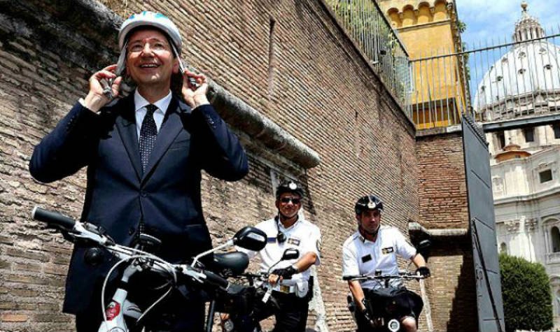 Alcalde de Roma protagonizó la primera visita oficial en bicicleta al Vaticano