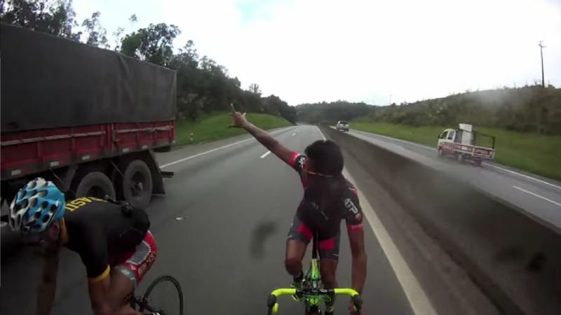 Viajar en bicicleta a velocidad maxima detras de un camion Irresponsabilidad