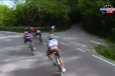 Serghei Tvetcov equivoca la curva en la etapa 5 del Giro de Italia 2015