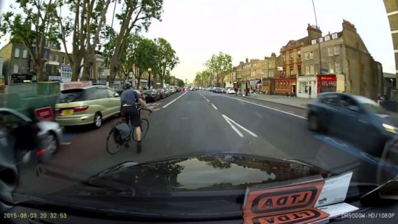 Todo por no mirar por el espejo retrovisor ciclista urbano puerta automovil