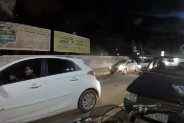 Conductor no respeta las bicicletas en Brasil y mira lo que pasa