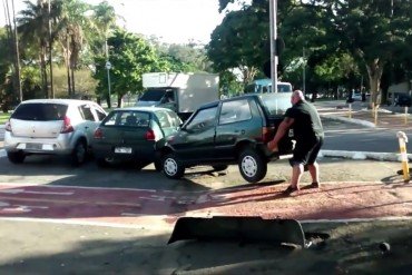 Este brasilero nunca imagino lo que pasaria cuando estaciono sobre una de las ciclovías en Brasil